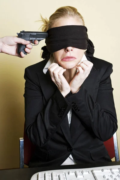 Pistola Apuntando Una Mujer Negocios Con Los Ojos Vendados — Foto de Stock