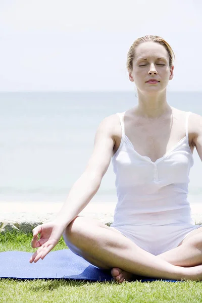 Junge Frau Praktiziert Yoga — Stockfoto