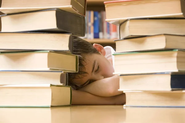 Çocuk Iki Kitap Yığınının Arkasında Uyuyor — Stok fotoğraf