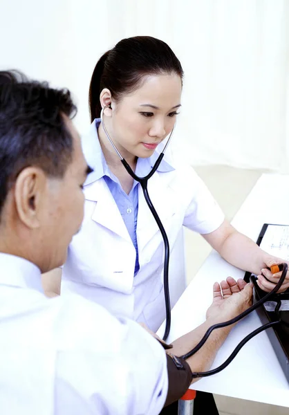 Doctor Measuring Blood Pressure — Stock Photo, Image