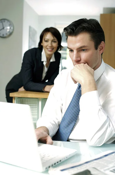Geschäftsmann Mit Laptop Und Ehefrau Hintergrund — Stockfoto