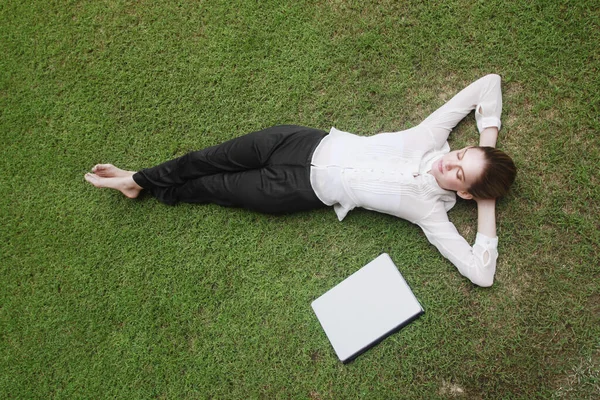 Femme Affaires Couchée Sur Terrain Avec Ordinateur Portable Côté Elle — Photo