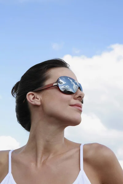 Retrato Uma Mulher Bonita Óculos Sol — Fotografia de Stock