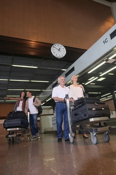 Familie Die Aankomen Luchthaven Van Hun Bestemming Duwen Bagage Trolleys — Stockfoto