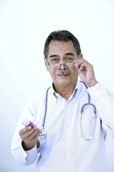 Médico Segurando Uma Garrafa Medicamento — Fotografia de Stock