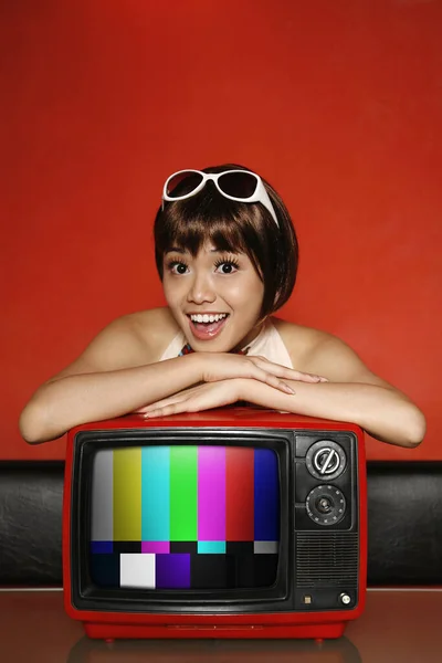 Mujer Posando Con Televisión — Foto de Stock