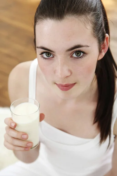 Mujer Sosteniendo Vaso Leche — Foto de Stock