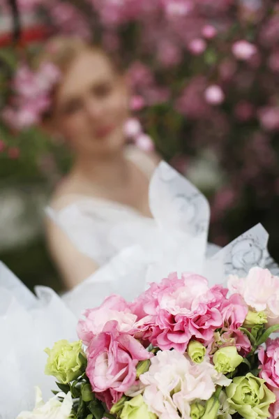 Mulher Com Buquê Flores — Fotografia de Stock