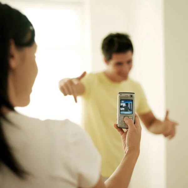 Frau Fotografiert Freund Mit Handy — Stockfoto