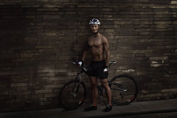 Ciclista Masculino Posando Con Bicicleta — Foto de Stock