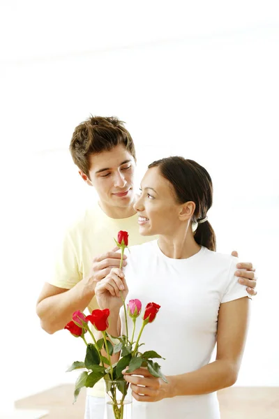 Pareja Con Jarrón Rosas — Foto de Stock