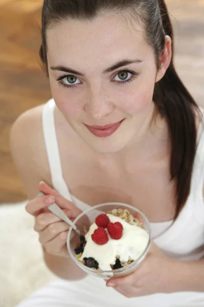 Mujer Sosteniendo Tazón Cereal Desayuno Con Frambuesas — Foto de Stock