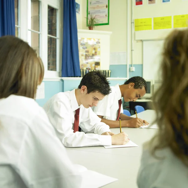 Studenter Som Skriver Klassrummet — Stockfoto