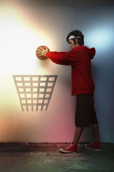 Homem Colocando Basquete Símbolo Aro — Fotografia de Stock