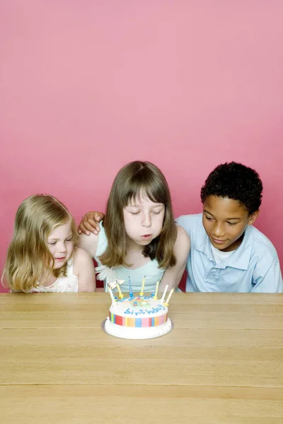 Gyerekek Tortával Ünneplik Születésnapot — Stock Fotó