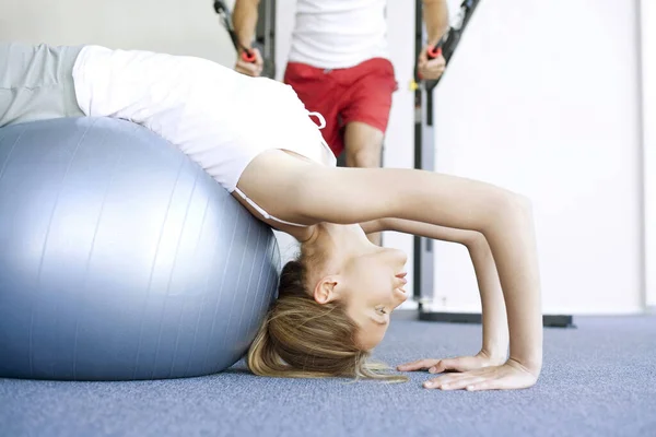 Mulher Bola Fitness Com Homem Exercitando Fundo — Fotografia de Stock