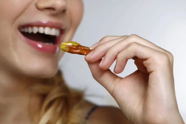 Mujer Disfrutando Mini Pretzel Con Salsa Mostaza Miel — Foto de Stock