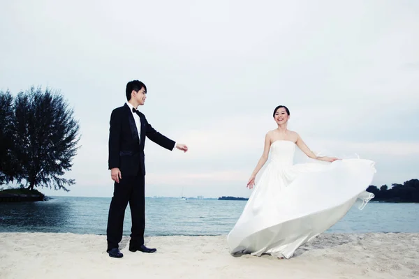 Sposa Sposo Che Ballano Sulla Spiaggia — Foto Stock