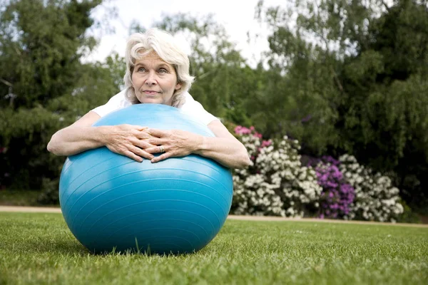 Mulher Sênior Descansando Bola Fitness — Fotografia de Stock