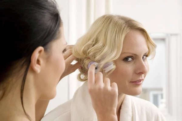 Frau Lässt Sich Haare Kraulen — Stockfoto