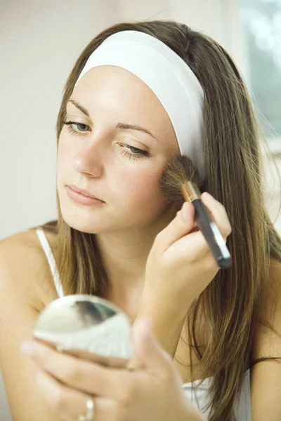 Menina Aplicando Blusher Enquanto Olha Para Espelho Compacto — Fotografia de Stock