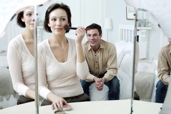 Homem Assistindo Sua Esposa Olhando Para Espelho Aplicando Maquiagem — Fotografia de Stock