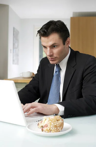 Hombre Negocios Enfocado Usando Portátil — Foto de Stock