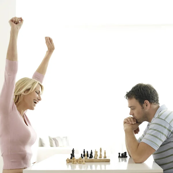 Hombre Mujer Jugando Ajedrez Juego — Foto de Stock