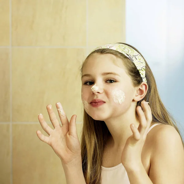 Küçük Kız Banyoda Yüz Bakımı Yapıyor — Stok fotoğraf
