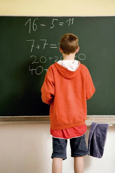 Junge Löst Eine Gleichung Der Tafel — Stockfoto