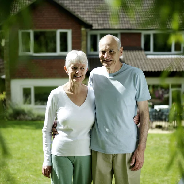Senior Paar Posiert Für Die Kamera — Stockfoto