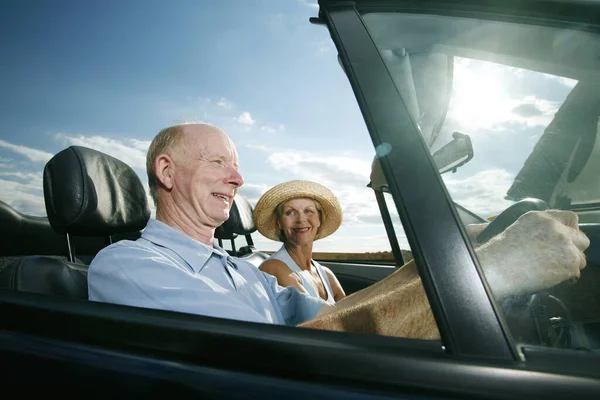 Старша Пара Подорожує Разом Машині — стокове фото