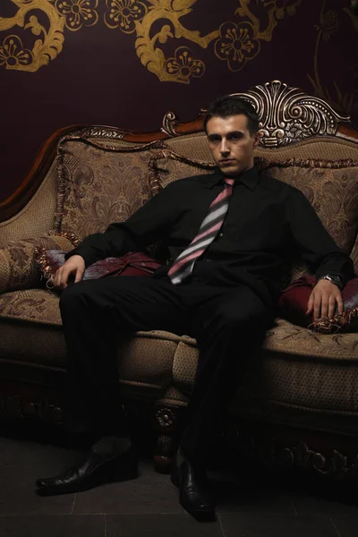 骨董品のソファに座っているビジネスマン — ストック写真