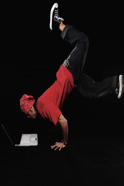 Młody Człowiek Breakdance Ruch Pomocą Laptopa — Zdjęcie stockowe