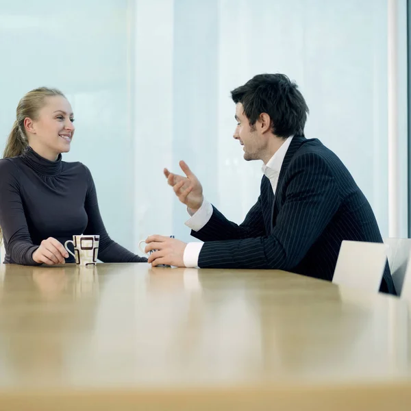 Kollegen Plaudern Gemütlich Büro — Stockfoto