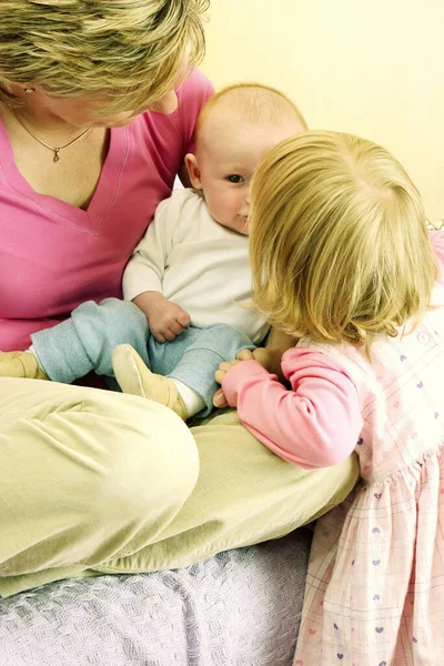 Ein Junges Mädchen Küsst Ihren Kleinen Bruder Der Auf Dem — Stockfoto