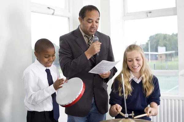 Niño Niña Jugando Con Instrumentos Musicales Profesor Cantando Micrófono — Foto de Stock