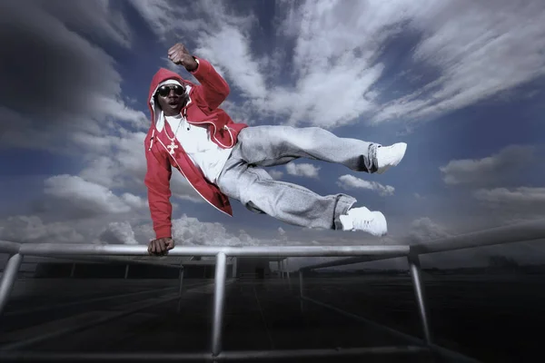 Mann Springt Über Geländer — Stockfoto