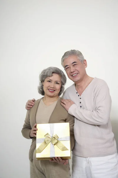 Senior Par Poserar Med Låda Med Gåva — Stockfoto