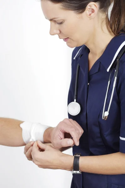 Krankenschwester Behandelt Eine Patientin — Stockfoto