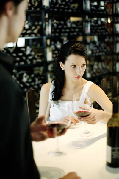 Hombre Mujer Disfrutando Del Vino Tinto — Foto de Stock