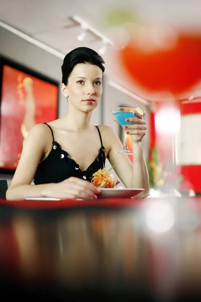 Kobieta Delektująca Się Posiłkiem Luksusowej Restauracji — Zdjęcie stockowe