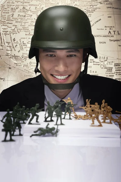 Επιχειρηματίας Κοιτάζοντας Στρατιώτες Παιχνίδι — Φωτογραφία Αρχείου