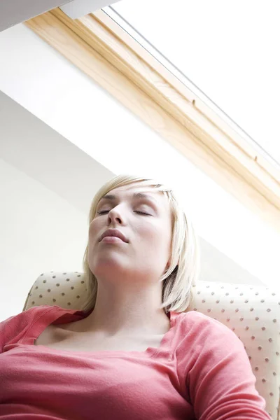 Mujer Descansando Una Silla — Foto de Stock