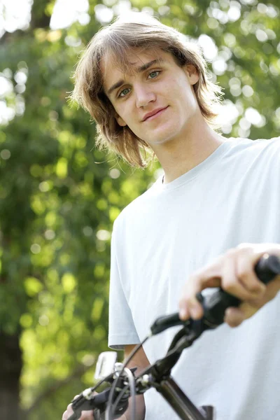 Adolescente Posando Con Bicicleta — Foto de Stock