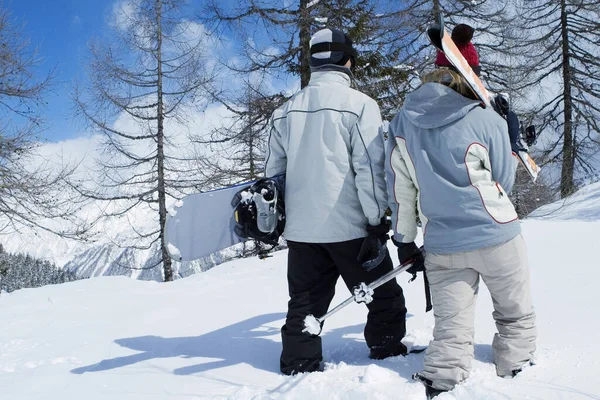 Rear View Couple Walking Away Camera Holding Winter Sport Equipments — Stock Photo, Image