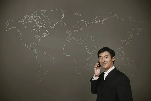 Empresário Sorrindo Enquanto Fala Telefone — Fotografia de Stock