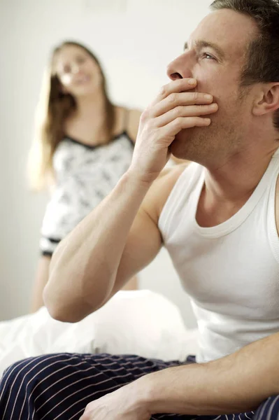 Homme Bâillant Avec Une Femme Debout Arrière Plan — Photo