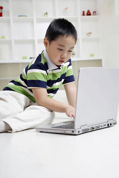 Schattige Jongen Met Behulp Van Laptop — Stockfoto