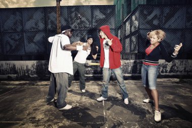 Kadın ve erkek yan taraftan izlerken iki adam kavga etmek üzere.